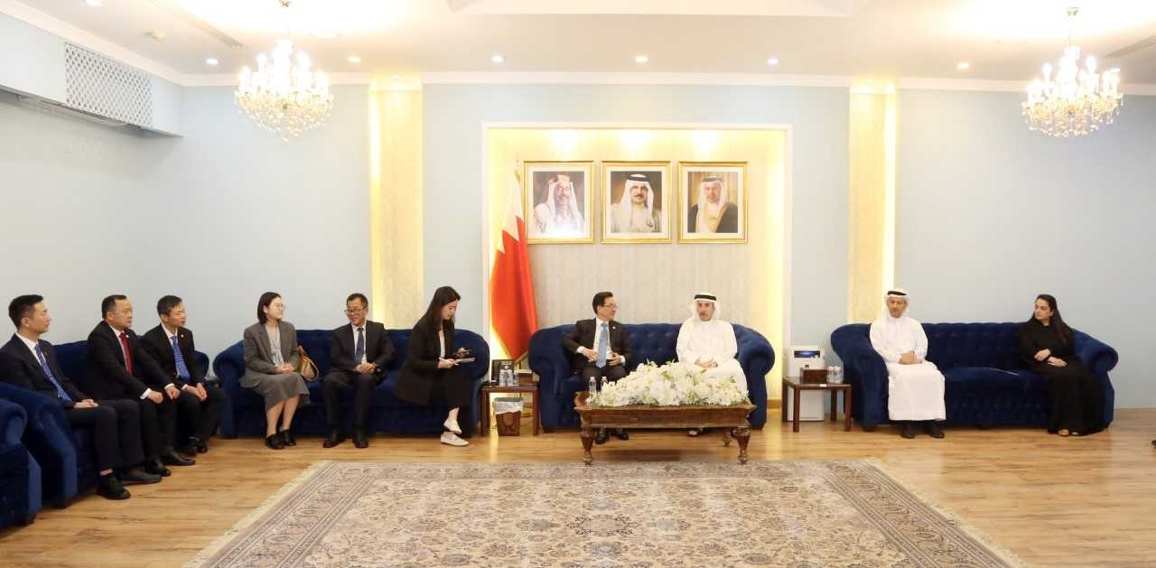 أكد أهمية توثيق العلاقات مع المدن العالمية محافظ العاصمة يبحث مع الوفد الصيني تعزيز التعاون المشترك<